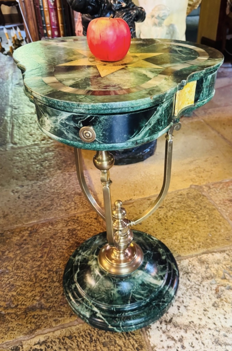 ÉLÉGANT GUÉRIDON TRILOBÉ À TROIS TIROIRS, DÉCOR EN FAUX MARBRE VERT DE MER – VERS 1900-photo-3