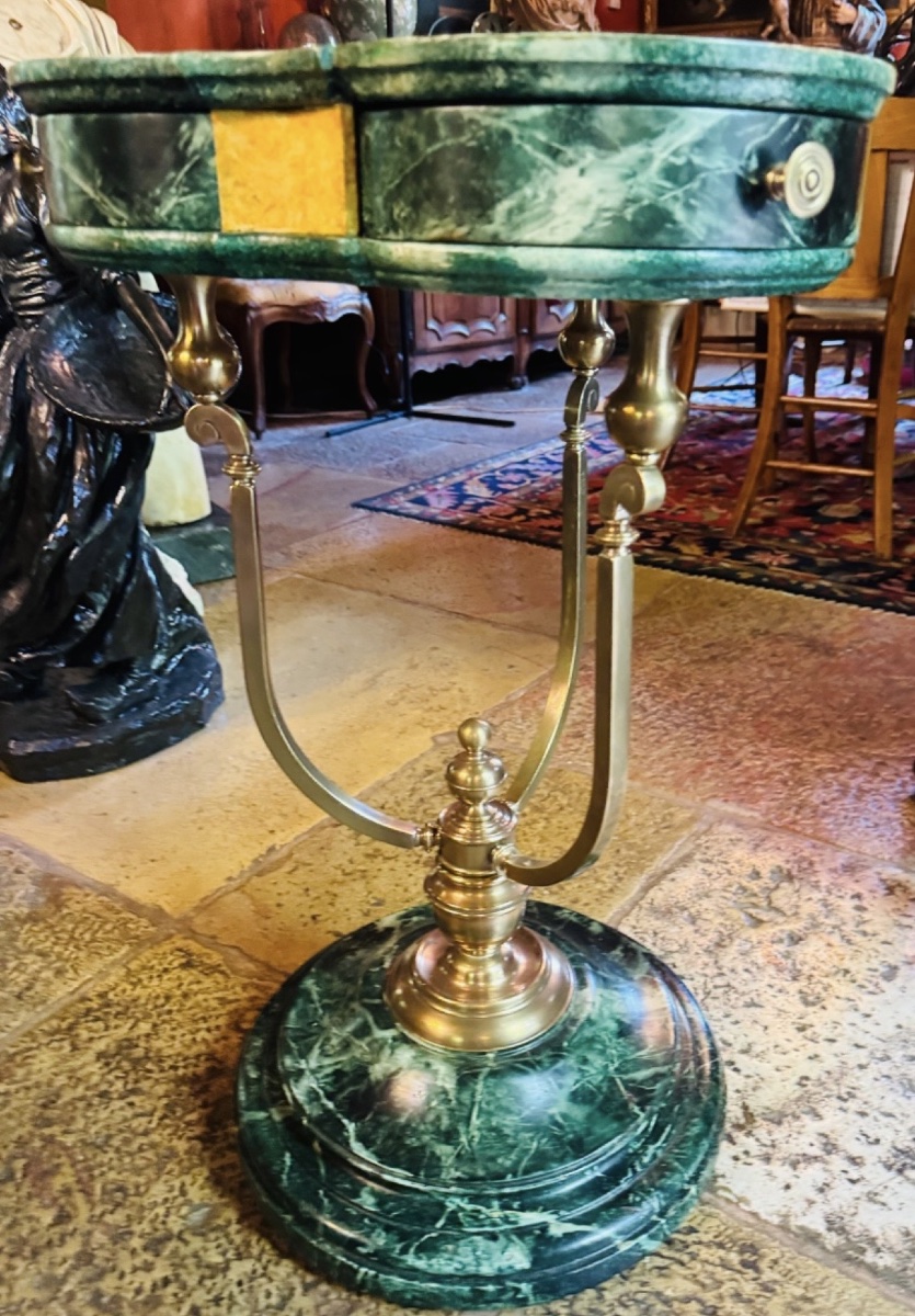 ÉLÉGANT GUÉRIDON TRILOBÉ À TROIS TIROIRS, DÉCOR EN FAUX MARBRE VERT DE MER – VERS 1900-photo-2
