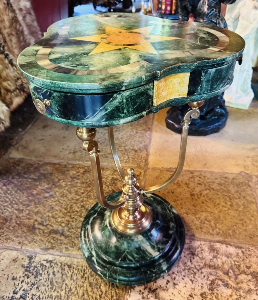 ÉLÉGANT GUÉRIDON TRILOBÉ À TROIS TIROIRS, DÉCOR EN FAUX MARBRE VERT DE MER – VERS 1900