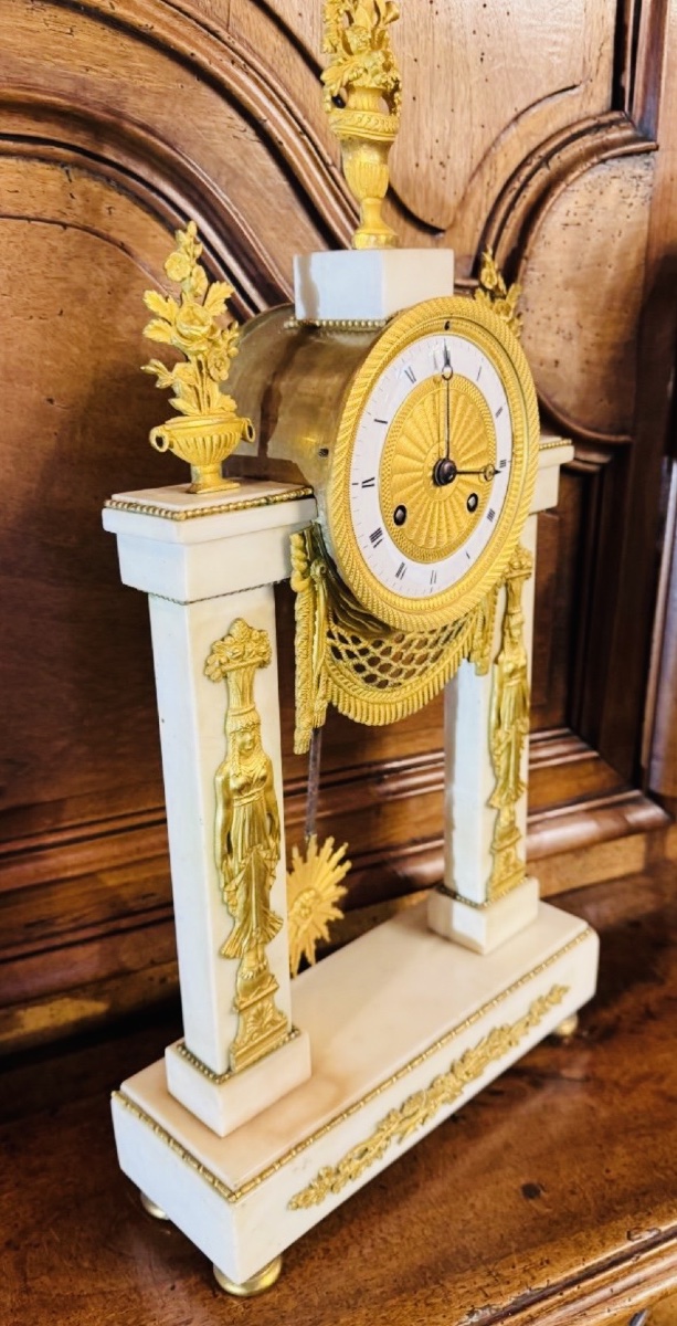 Egyptian-style Cantilever Clock In White Marble And Gilded Bronze, Consulate–empire Period-photo-2