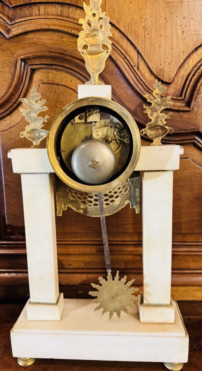 Egyptian-style Cantilever Clock In White Marble And Gilded Bronze, Consulate–empire Period-photo-3