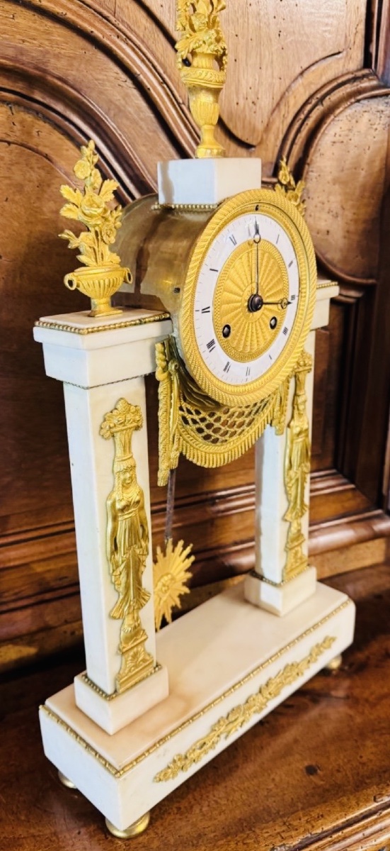 Egyptian-style Cantilever Clock In White Marble And Gilded Bronze, Consulate–empire Period-photo-3
