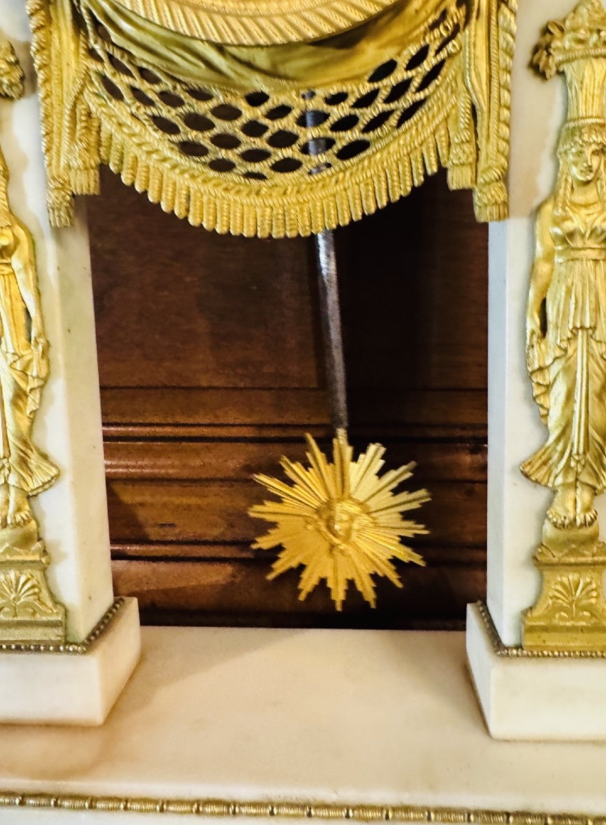 Egyptian-style Cantilever Clock In White Marble And Gilded Bronze, Consulate–empire Period-photo-6