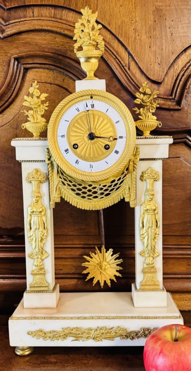 Egyptian-style Cantilever Clock In White Marble And Gilded Bronze, Consulate–empire Period