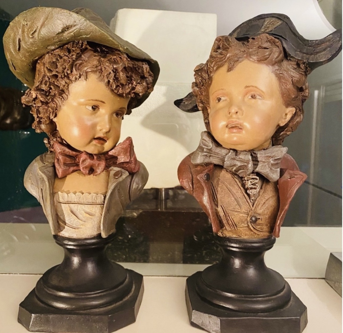 PAIRE DE BUSTES D’ENFANTS EN TERRE CUITE POLYCHROME, SIGNÉS BOURGOIN, VERS 1900