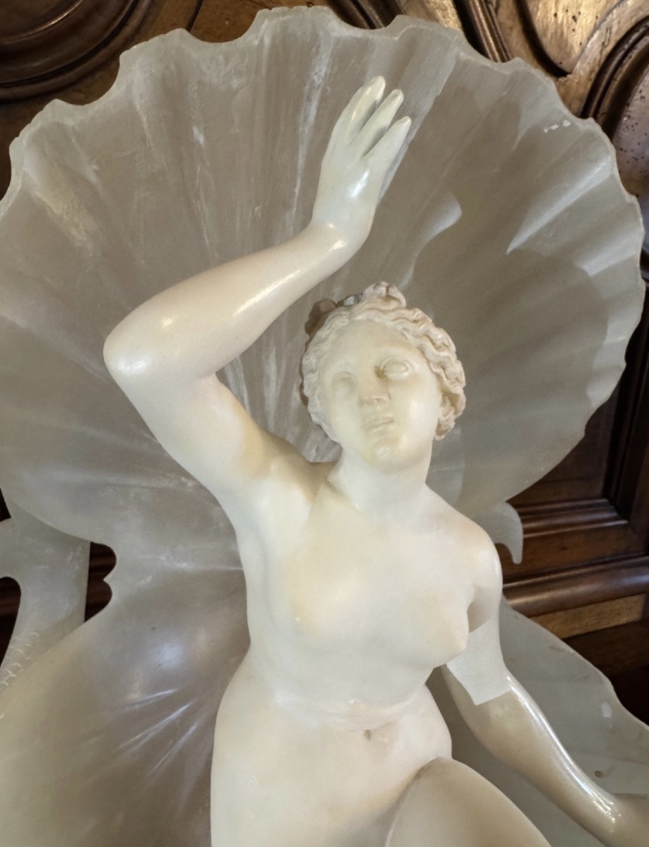 LA NAISSANCE DE VÉNUS – IMPORTANTE SCULPTURE ITALIENNE EN MARBRE ET ALBÂTRE, VERS 1920-1930-photo-1