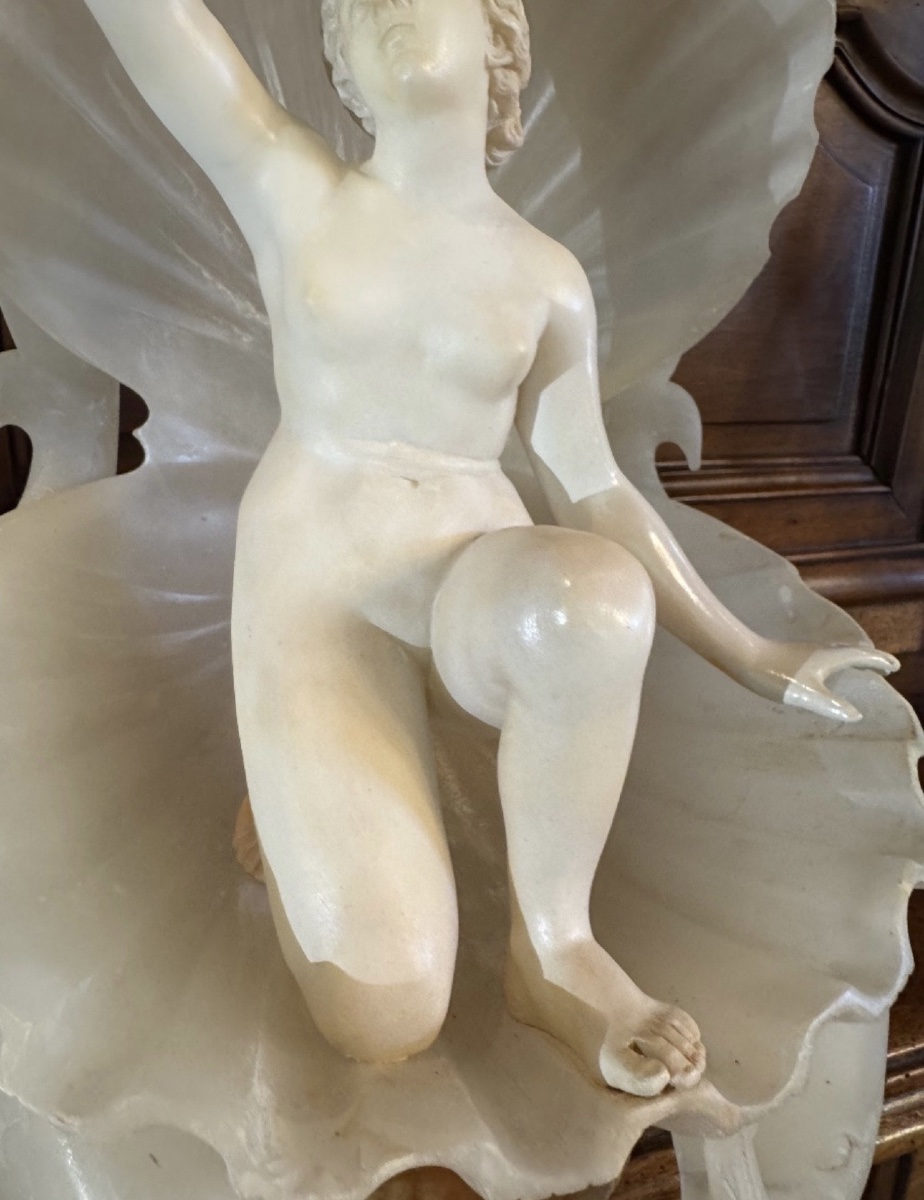 LA NAISSANCE DE VÉNUS – IMPORTANTE SCULPTURE ITALIENNE EN MARBRE ET ALBÂTRE, VERS 1920-1930-photo-2