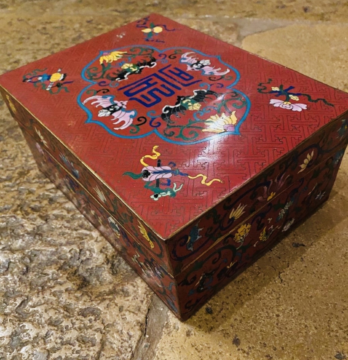 GRAND COFFRET CHINOIS EN ÉMAUX CLOISONNÉS - DÉBUT DU XXe SIÈCLE