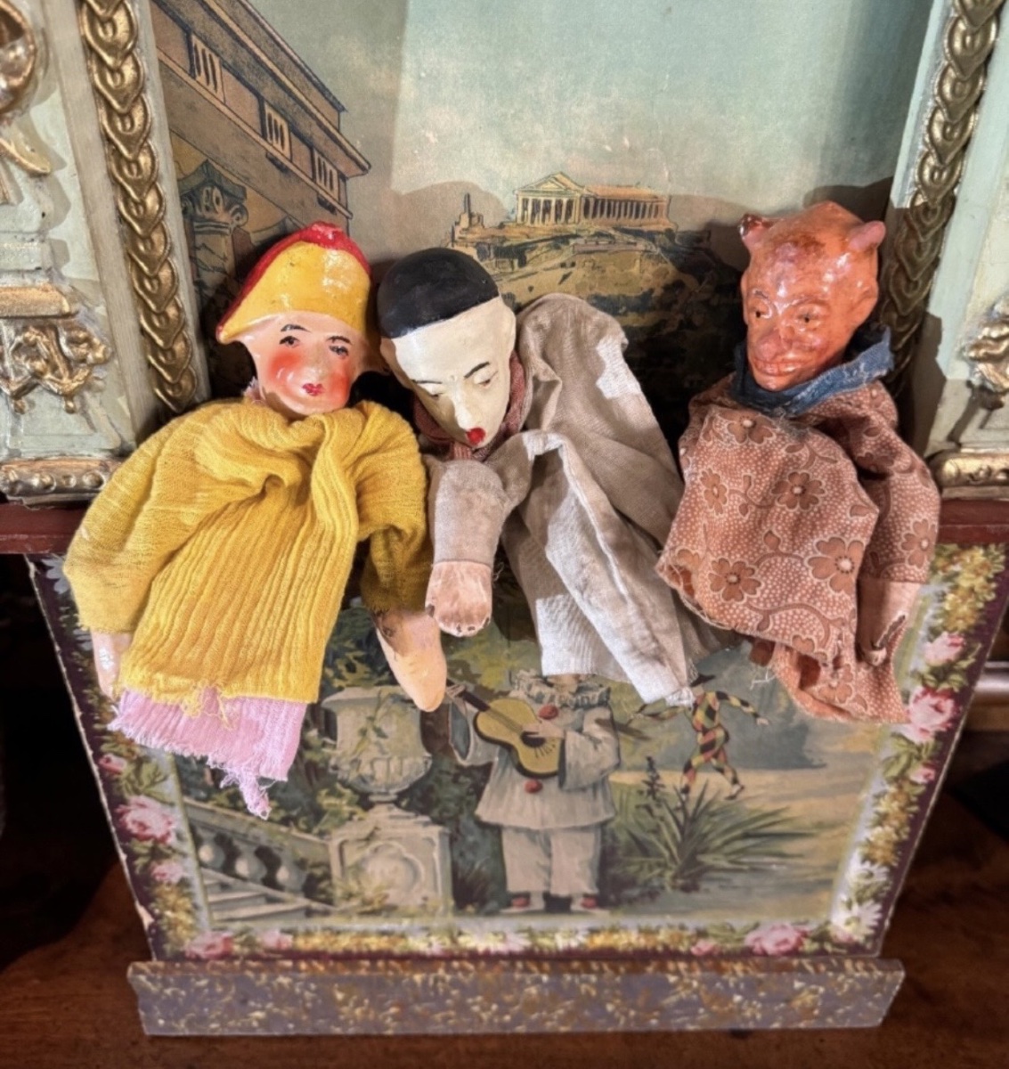 THÉÂTRE DE GUIGNOL ANCIEN EN BOIS PEINT ET DORÉ, AVEC TROIS MARIONNETTES - VERS 1900-photo-3