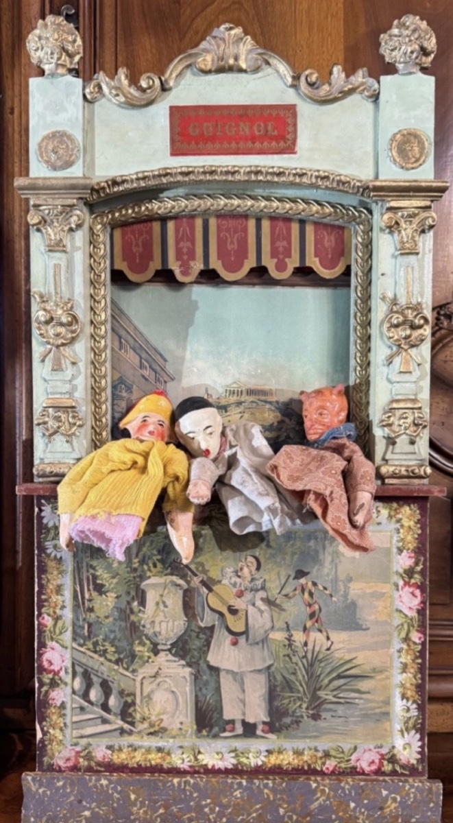 THÉÂTRE DE GUIGNOL ANCIEN EN BOIS PEINT ET DORÉ, AVEC TROIS MARIONNETTES - VERS 1900
