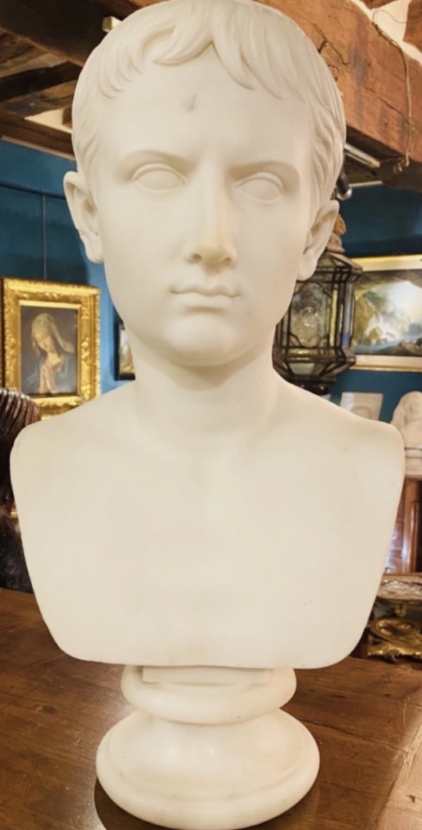 JEUNE AUGUSTE – GRAND BUSTE EN MARBRE BLANC D’APRÈS L’ANTIQUE, ITALIE, XIXe SIÈCLE