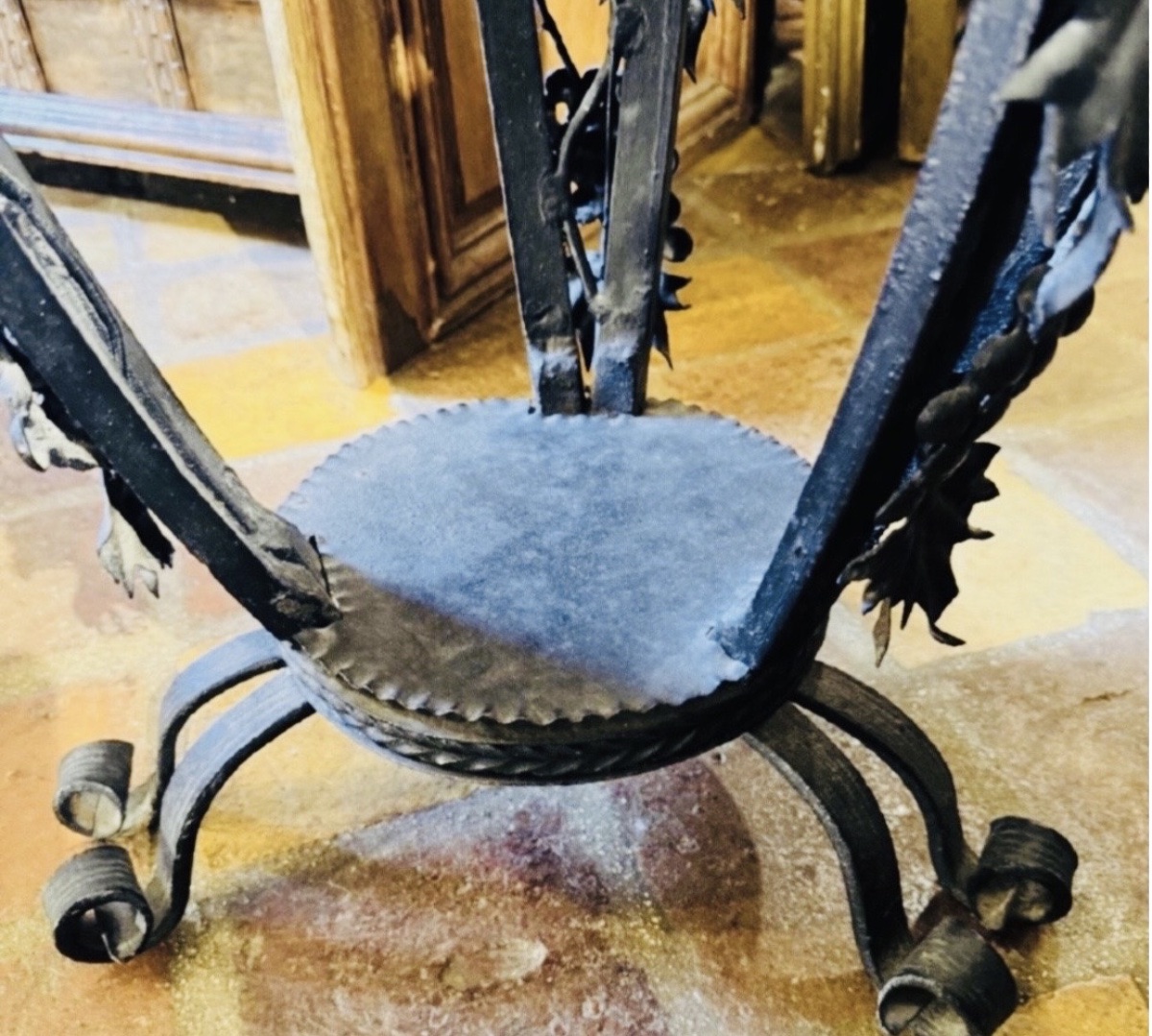 Elegant Wrought-iron Tripod Side Table With Rich Naturalistic Decoration Featuring Grape Clusters And Leaves-photo-1