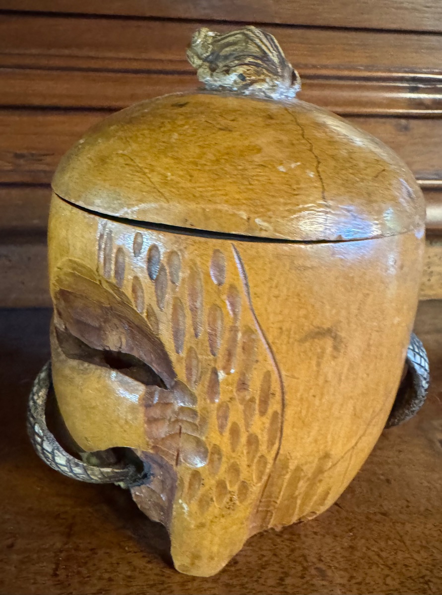 POT À TABAC EN FORME DE CRÂNE, SERPENT EN OS ET GRENOUILLE — JAPON, ÉPOQUE MEIJI-photo-3