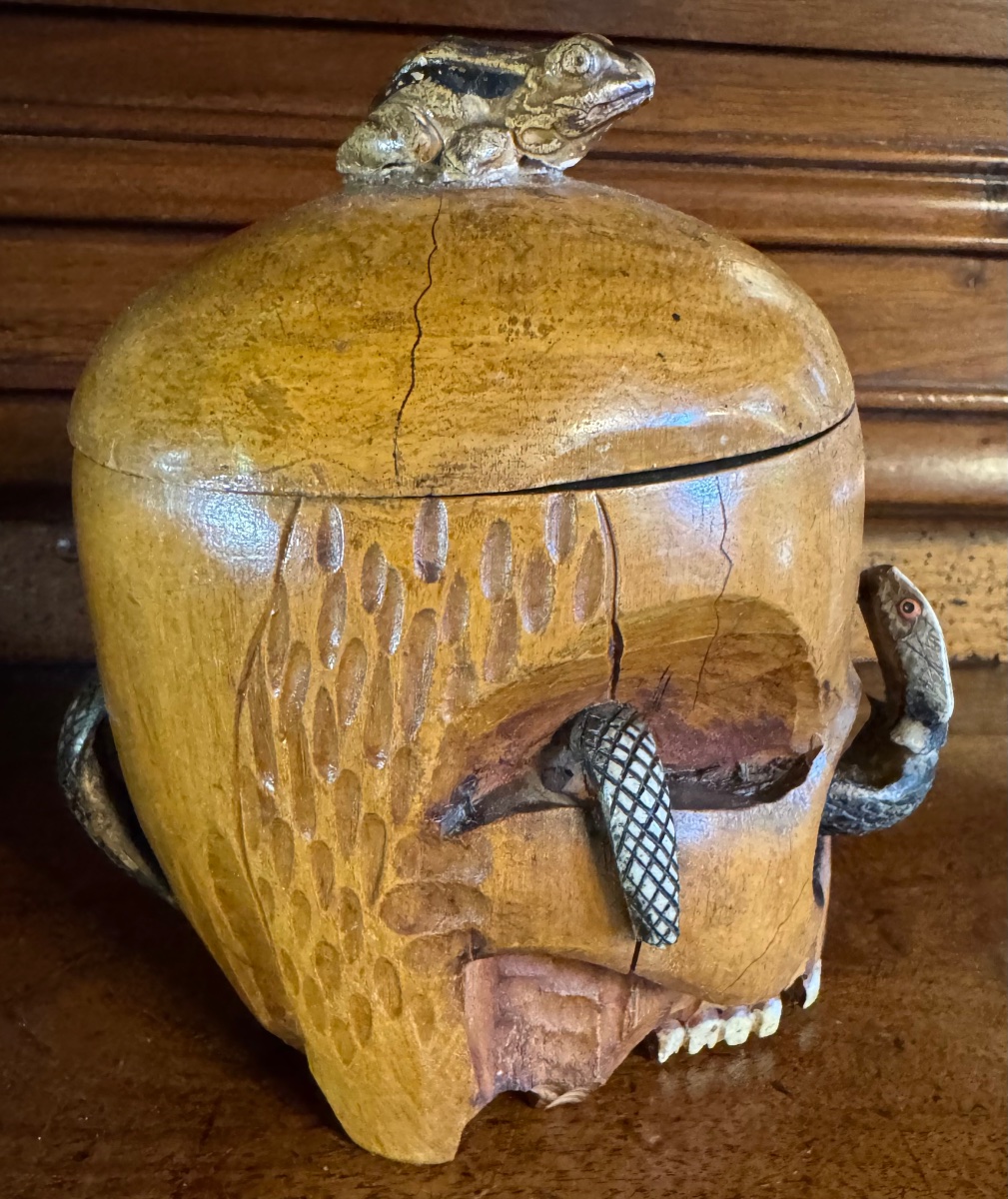 POT À TABAC EN FORME DE CRÂNE, SERPENT EN OS ET GRENOUILLE — JAPON, ÉPOQUE MEIJI-photo-1