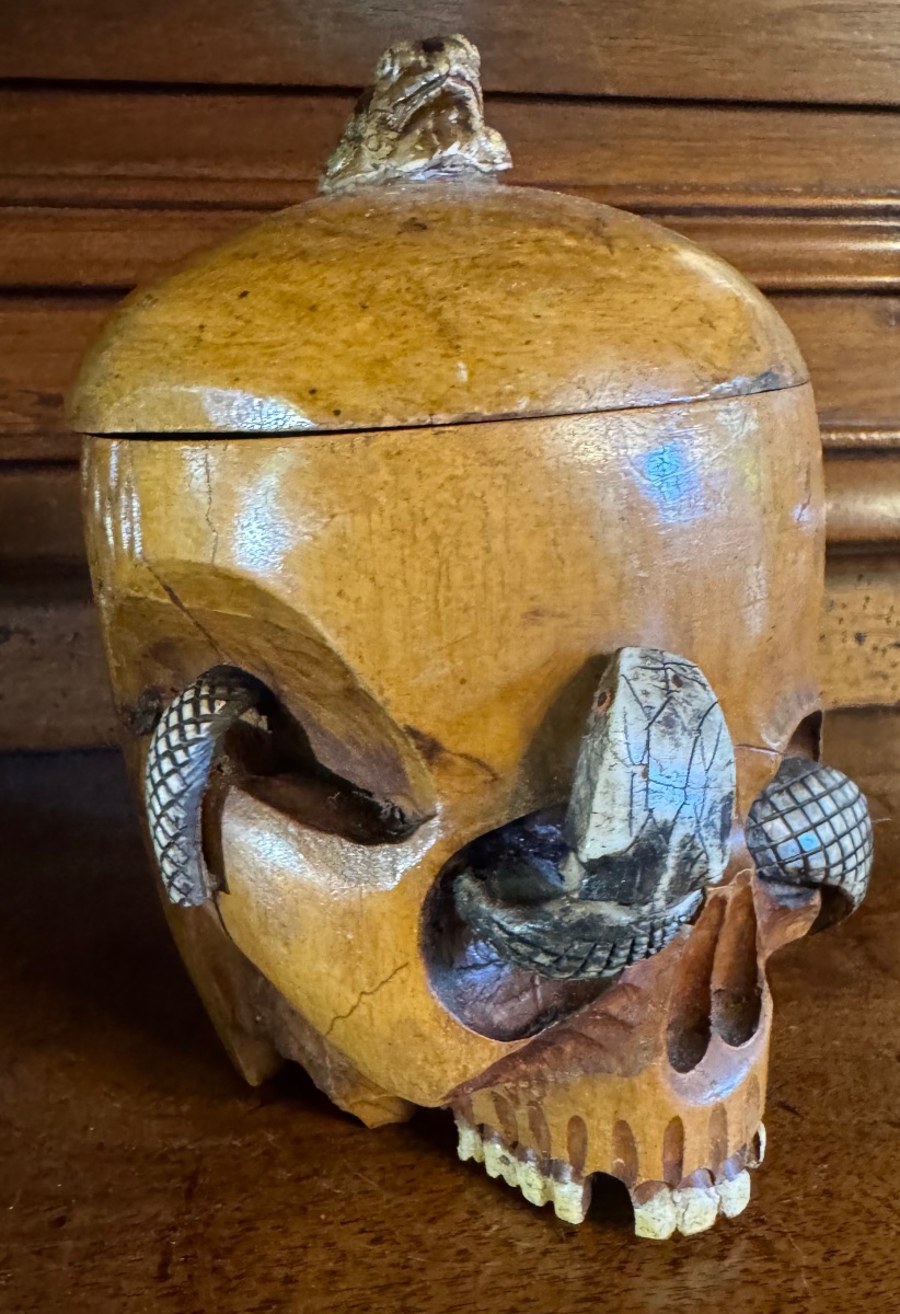 POT À TABAC EN FORME DE CRÂNE, SERPENT EN OS ET GRENOUILLE — JAPON, ÉPOQUE MEIJI-photo-2