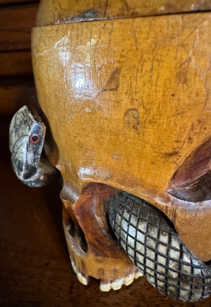 POT À TABAC EN FORME DE CRÂNE, SERPENT EN OS ET GRENOUILLE — JAPON, ÉPOQUE MEIJI-photo-5