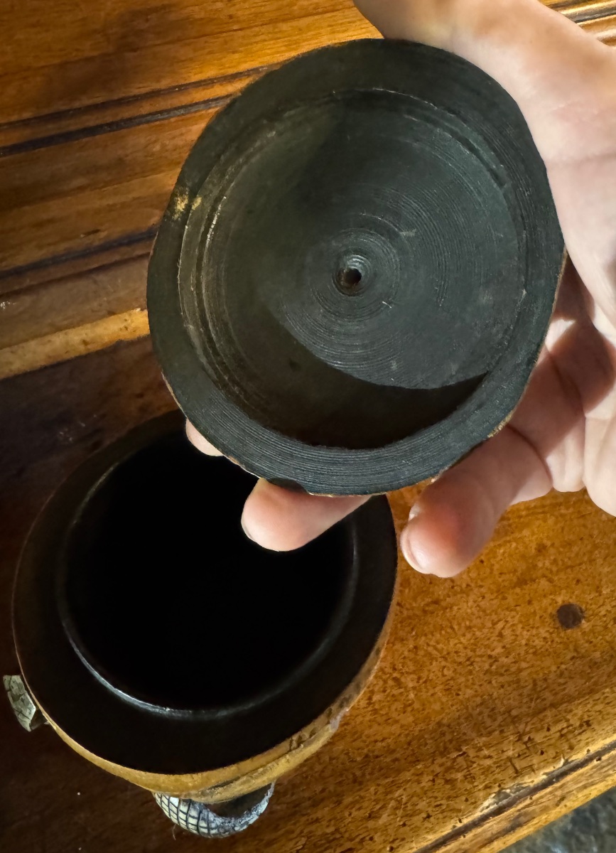 POT À TABAC EN FORME DE CRÂNE, SERPENT EN OS ET GRENOUILLE — JAPON, ÉPOQUE MEIJI-photo-7