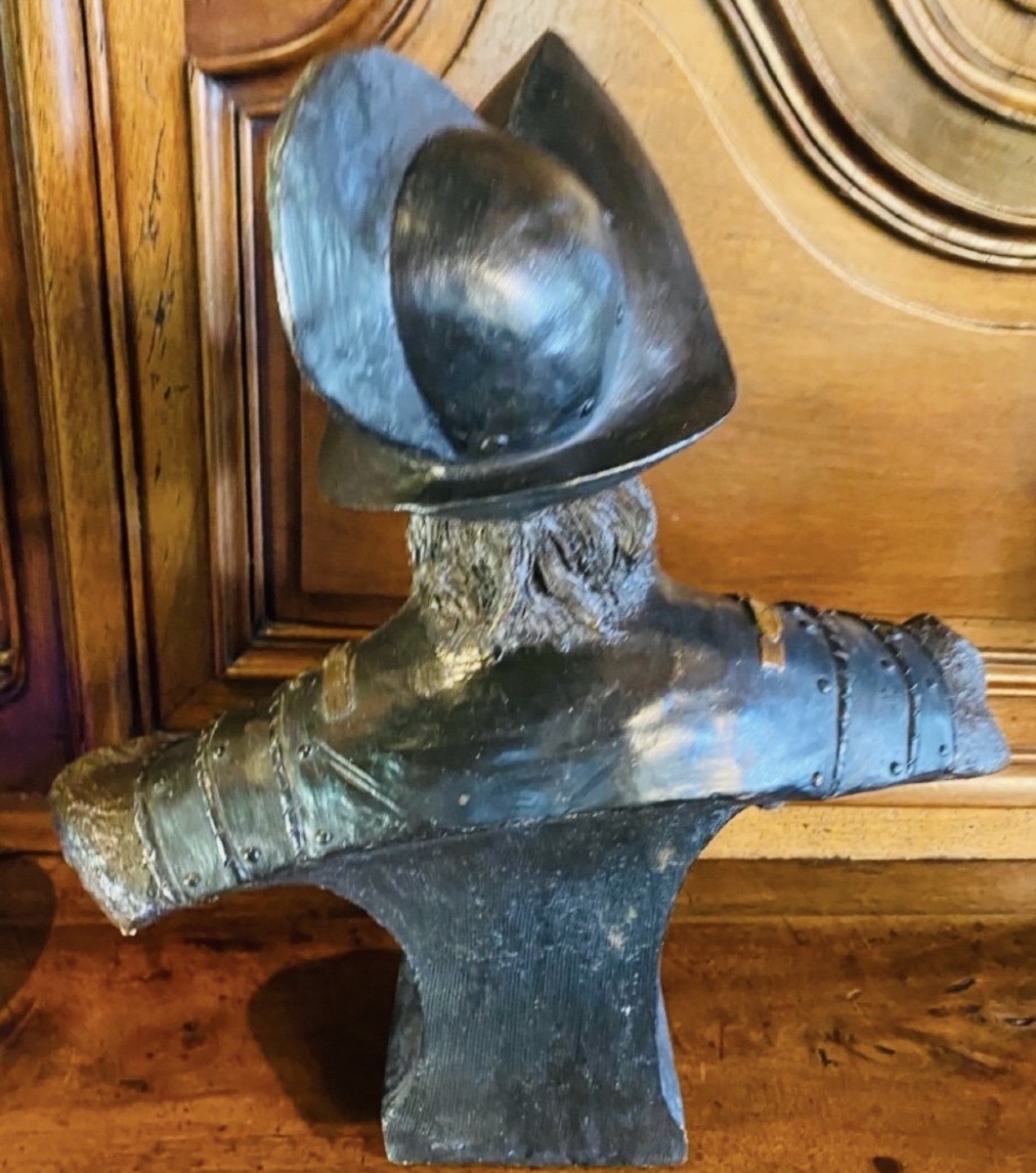 GRAND BUSTE D’UN GUERRIER EN CUIRASSE SIGNÉ GOLDSHEIDER-photo-1