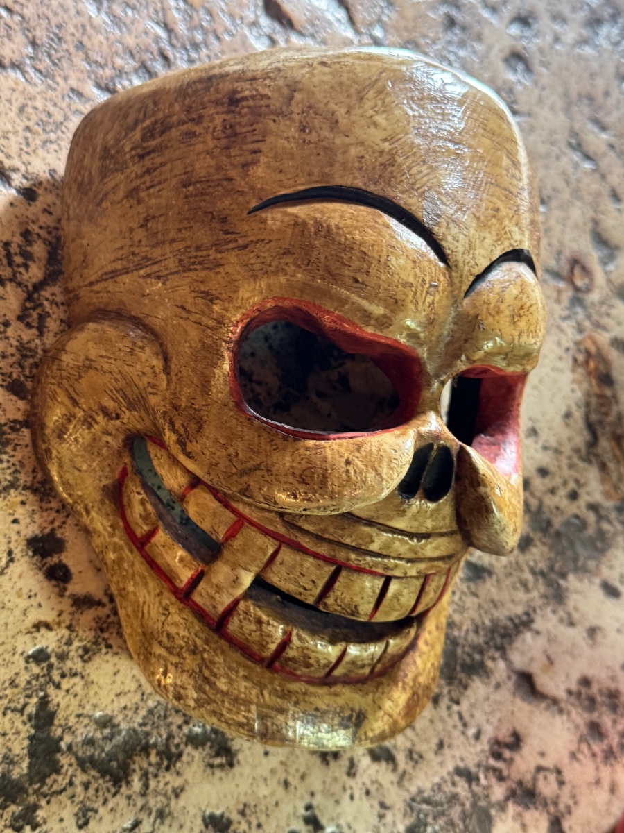 MASQUE DE TYPE CITIPATI, TÊTE DE MORT EN BOIS SCULPTÉ ET PEINT — ART HIMALAYEN-photo-3