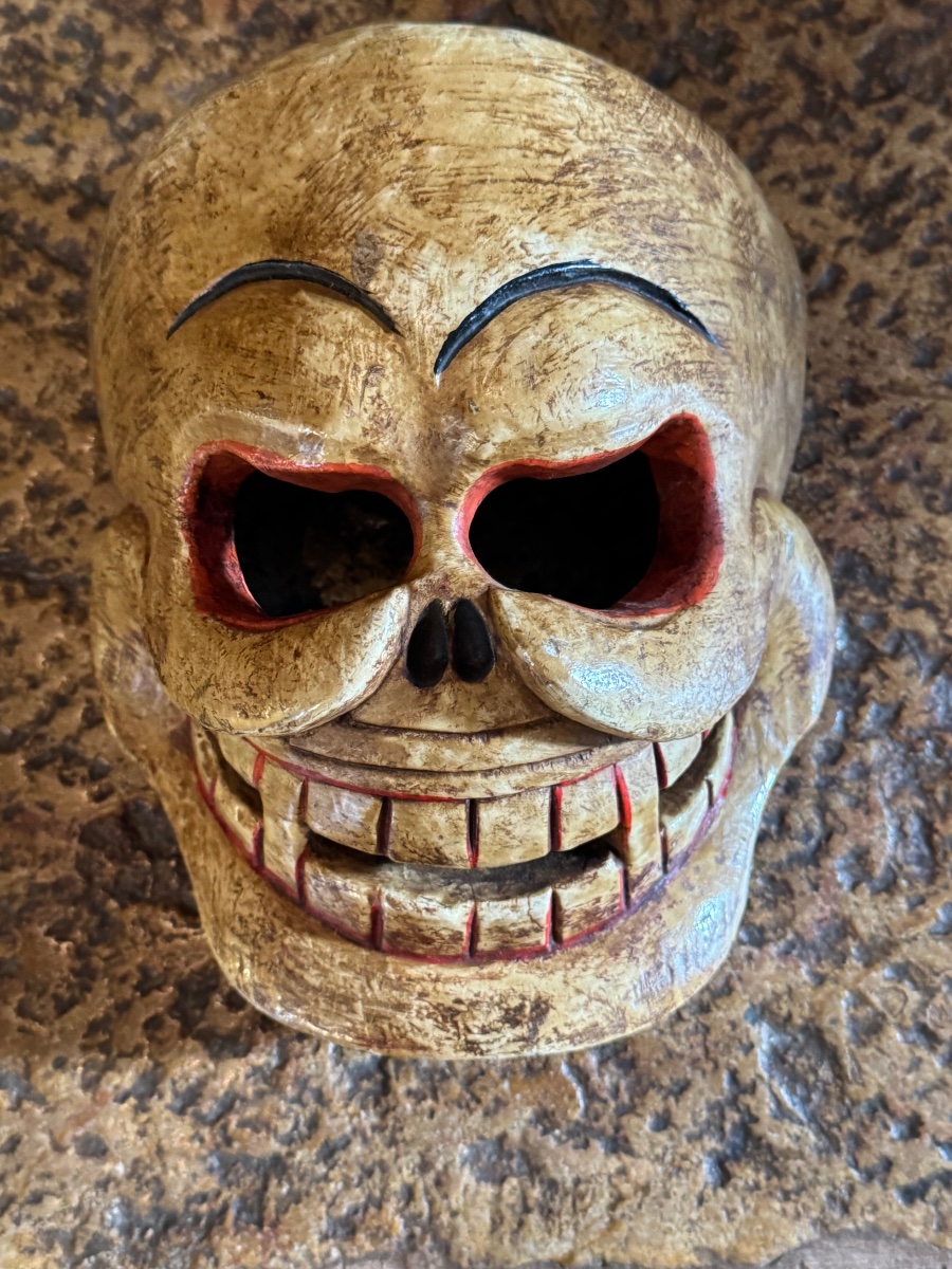 MASQUE DE TYPE CITIPATI, TÊTE DE MORT EN BOIS SCULPTÉ ET PEINT — ART HIMALAYEN-photo-1