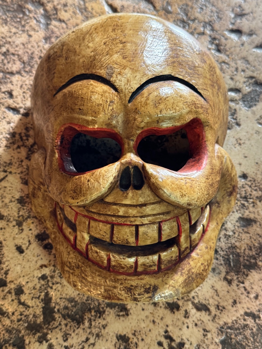 MASQUE DE TYPE CITIPATI, TÊTE DE MORT EN BOIS SCULPTÉ ET PEINT — ART HIMALAYEN