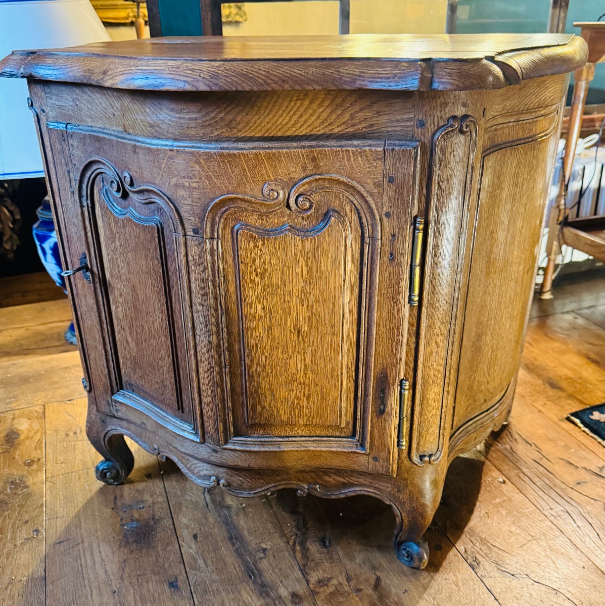 PETIT BUFFET GALBÉ SUR TROIS FACES EN CHÊNE — ÉPOQUE LOUIS XV, XVIIIe SIÈCLE-photo-3
