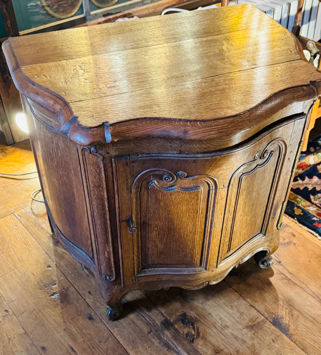 PETIT BUFFET GALBÉ SUR TROIS FACES EN CHÊNE — ÉPOQUE LOUIS XV, XVIIIe SIÈCLE-photo-1