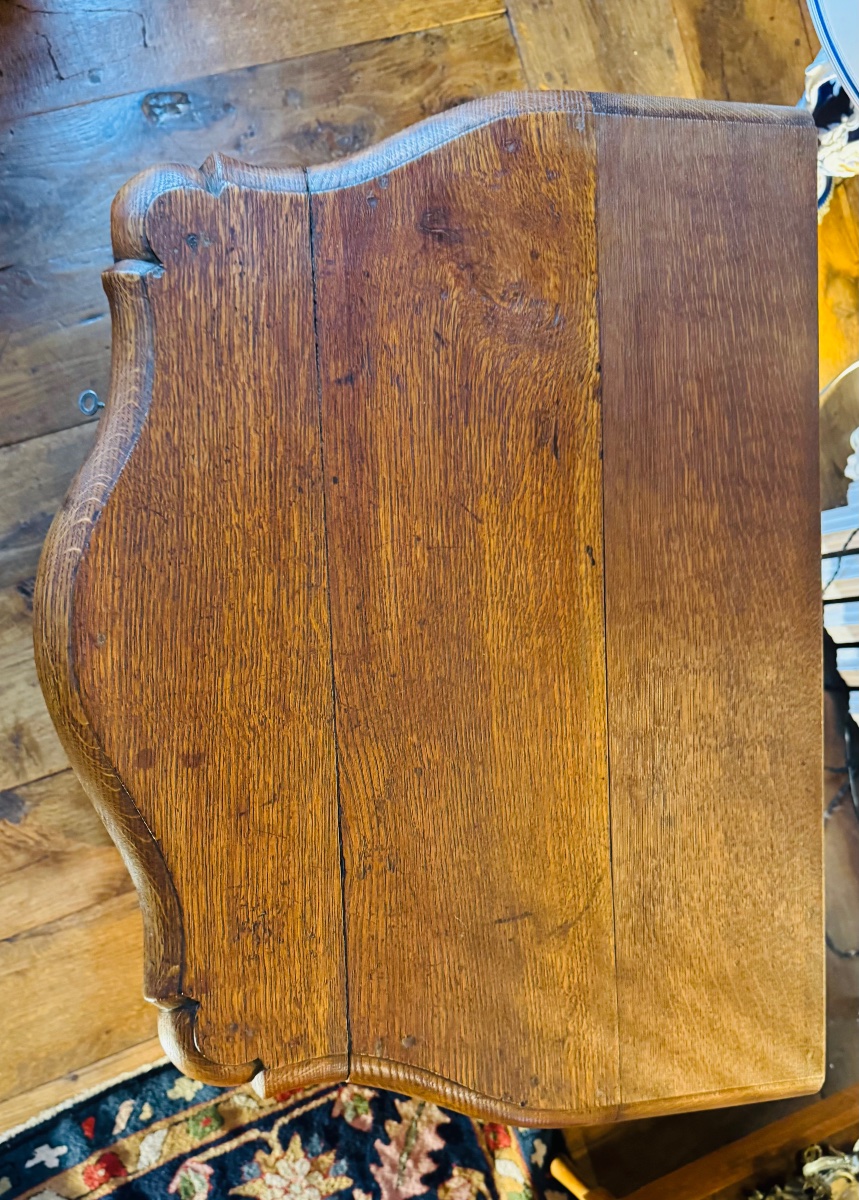 PETIT BUFFET GALBÉ SUR TROIS FACES EN CHÊNE — ÉPOQUE LOUIS XV, XVIIIe SIÈCLE-photo-2