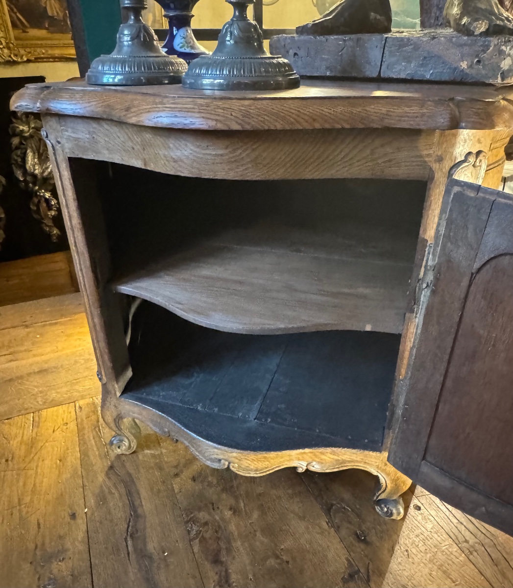 PETIT BUFFET GALBÉ SUR TROIS FACES EN CHÊNE — ÉPOQUE LOUIS XV, XVIIIe SIÈCLE-photo-4