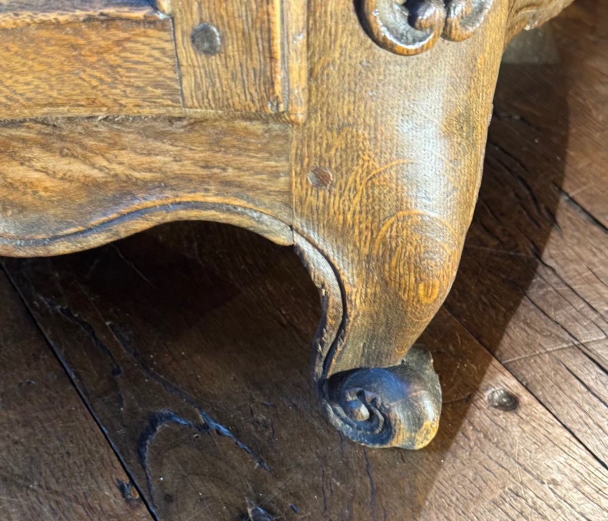 PETIT BUFFET GALBÉ SUR TROIS FACES EN CHÊNE — ÉPOQUE LOUIS XV, XVIIIe SIÈCLE-photo-5