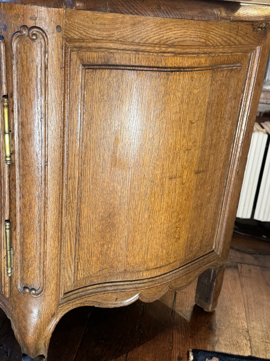 PETIT BUFFET GALBÉ SUR TROIS FACES EN CHÊNE — ÉPOQUE LOUIS XV, XVIIIe SIÈCLE-photo-6