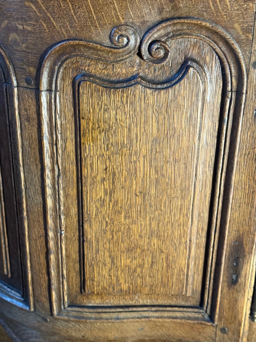 PETIT BUFFET GALBÉ SUR TROIS FACES EN CHÊNE — ÉPOQUE LOUIS XV, XVIIIe SIÈCLE-photo-7
