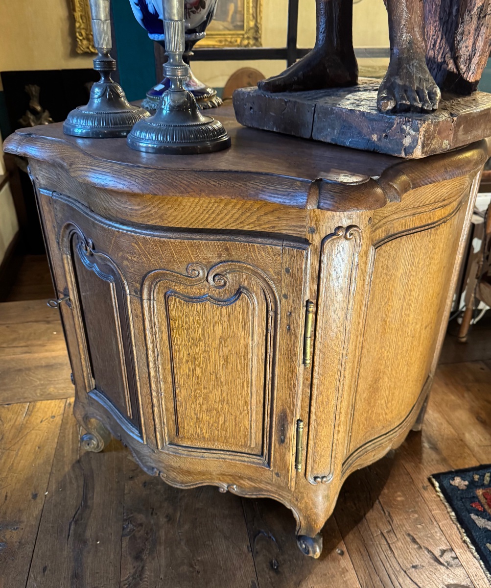 PETIT BUFFET GALBÉ SUR TROIS FACES EN CHÊNE — ÉPOQUE LOUIS XV, XVIIIe SIÈCLE-photo-8