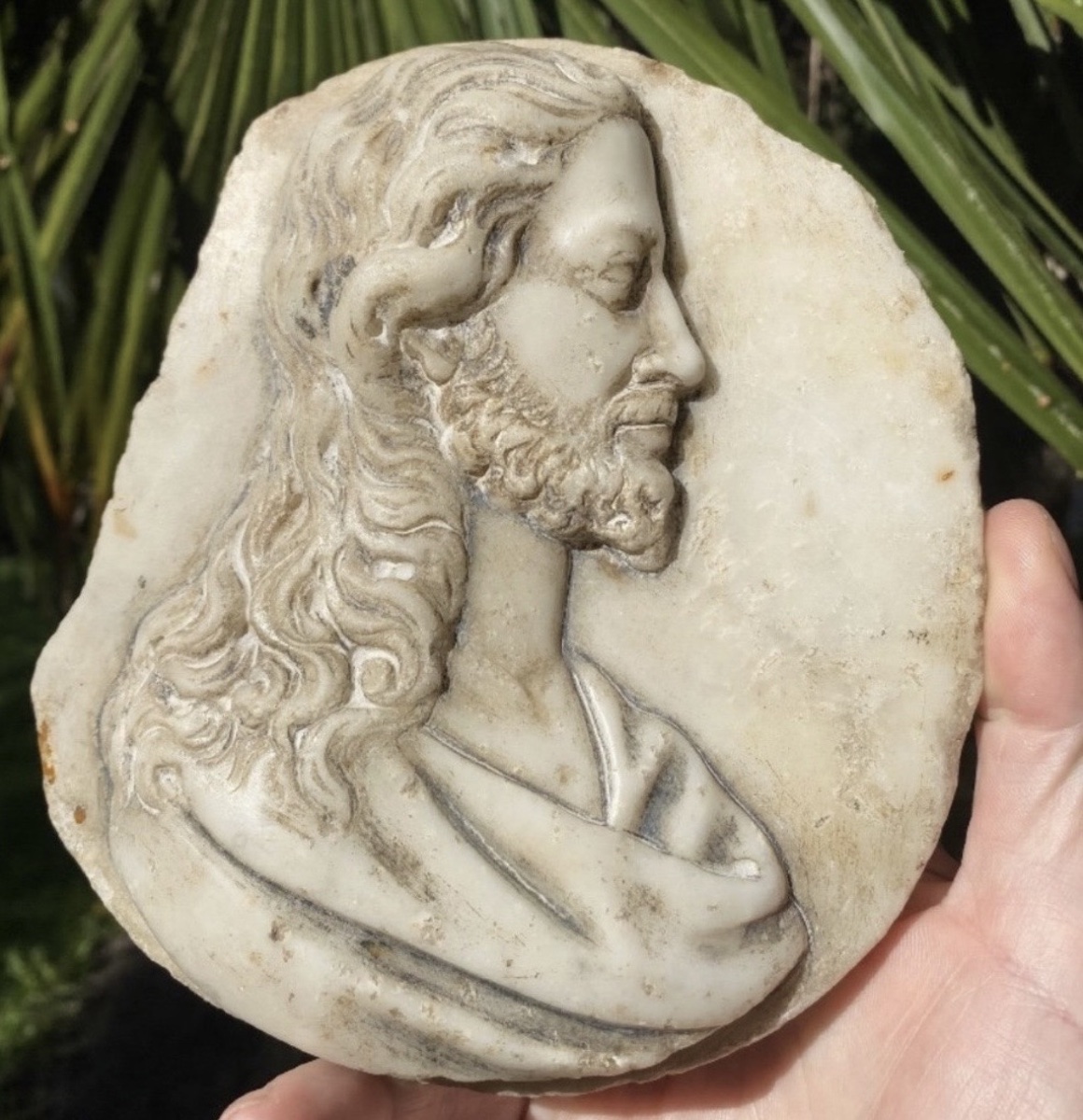 CHRIST DE PROFIL — MÉDAILLON EN MARBRE SCULPTÉ À LA MANIÈRE D’UN CAMÉE, FIN XVIIe – DÉBUT XVIII