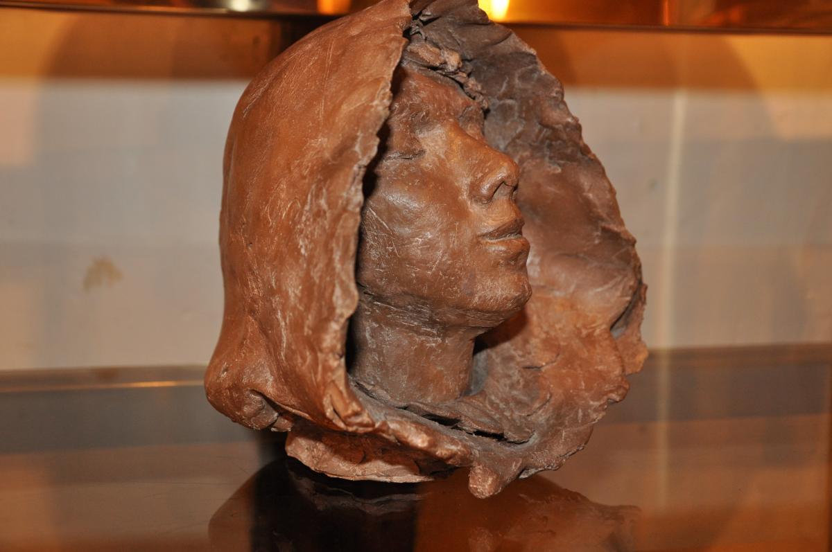 Head Of Young Woman In Hood, Terracotta XXth Century.-photo-3