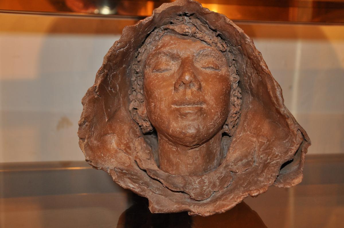 Head Of Young Woman In Hood, Terracotta XXth Century.-photo-4