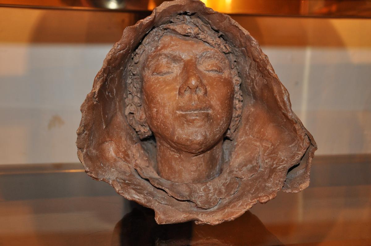 Head Of Young Woman In Hood, Terracotta XXth Century.-photo-2