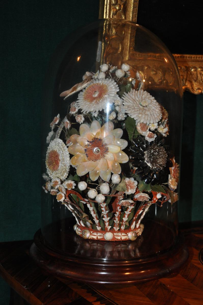 Beau Bouquet De Fleurs En Coquillages Du XIXème Siècle Sous Globe