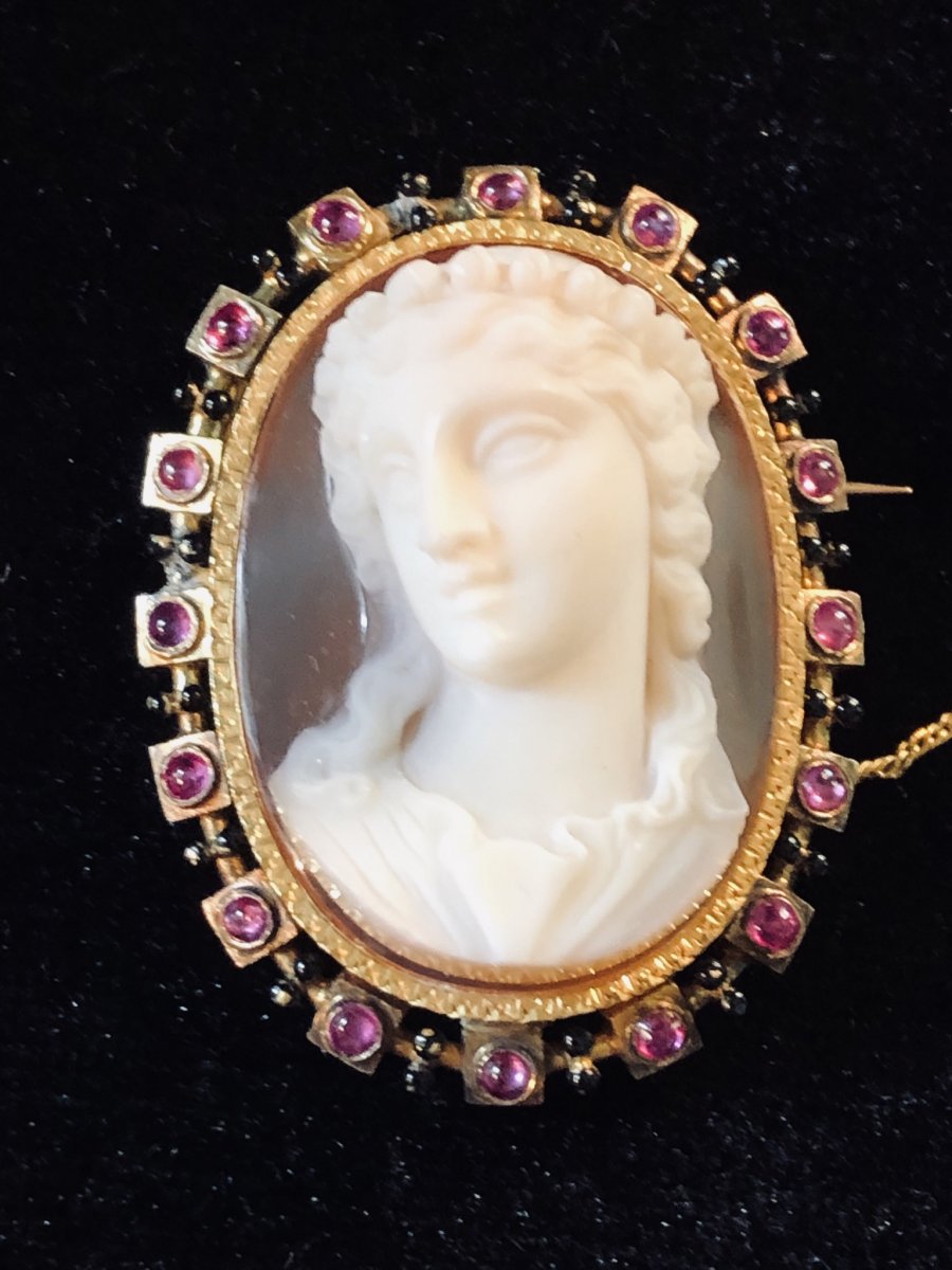 Beautiful Vestal From The Antique, Agate Cameo In High Relief XIXth Century