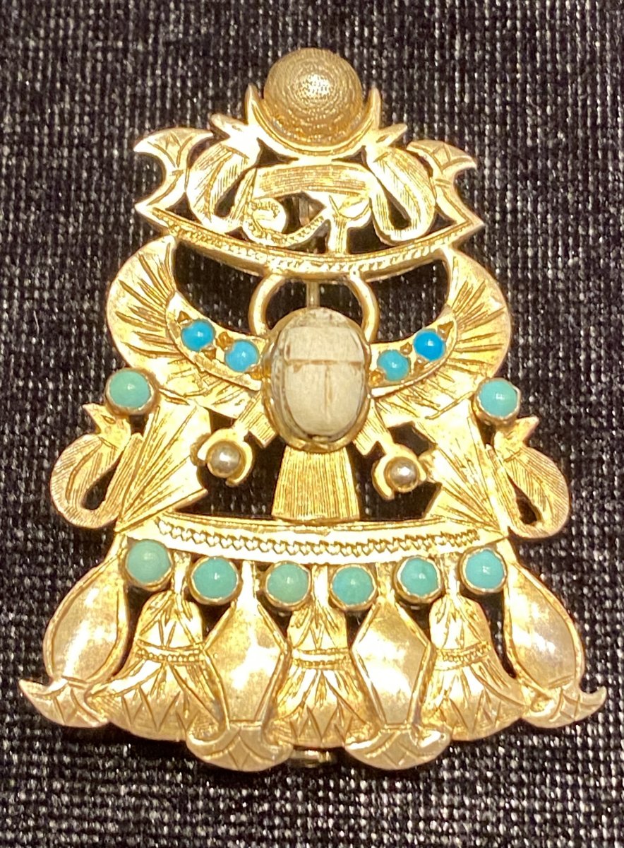 Egyptomania, Belle Broche Aux Motifs égyptiens  1ère Moitié Du XX Eme Siècle 