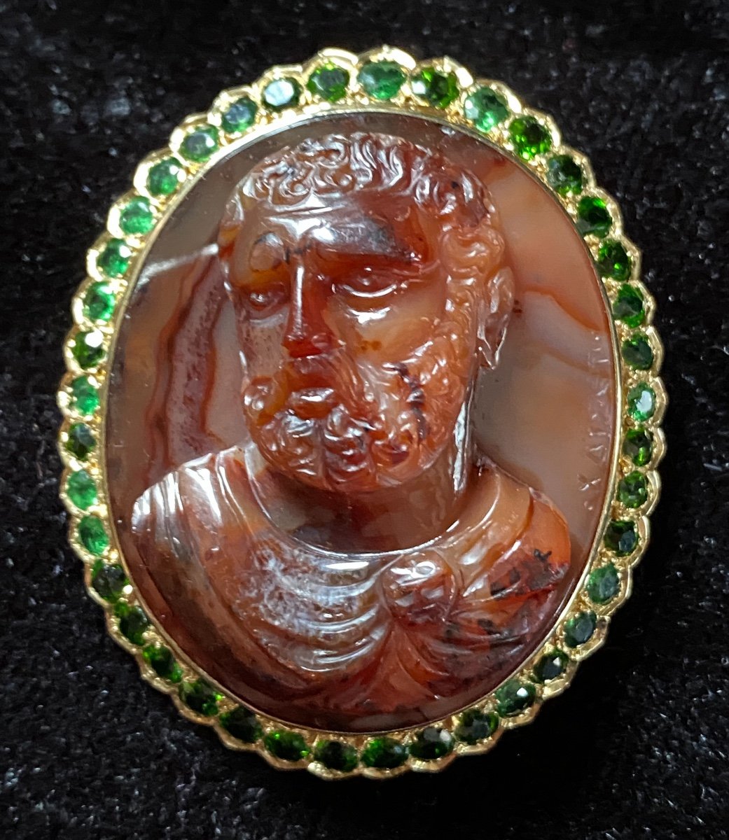 Important Camée En Agate Au Portrait D’homme à L’antique Entouré De Grenats Tsavorite