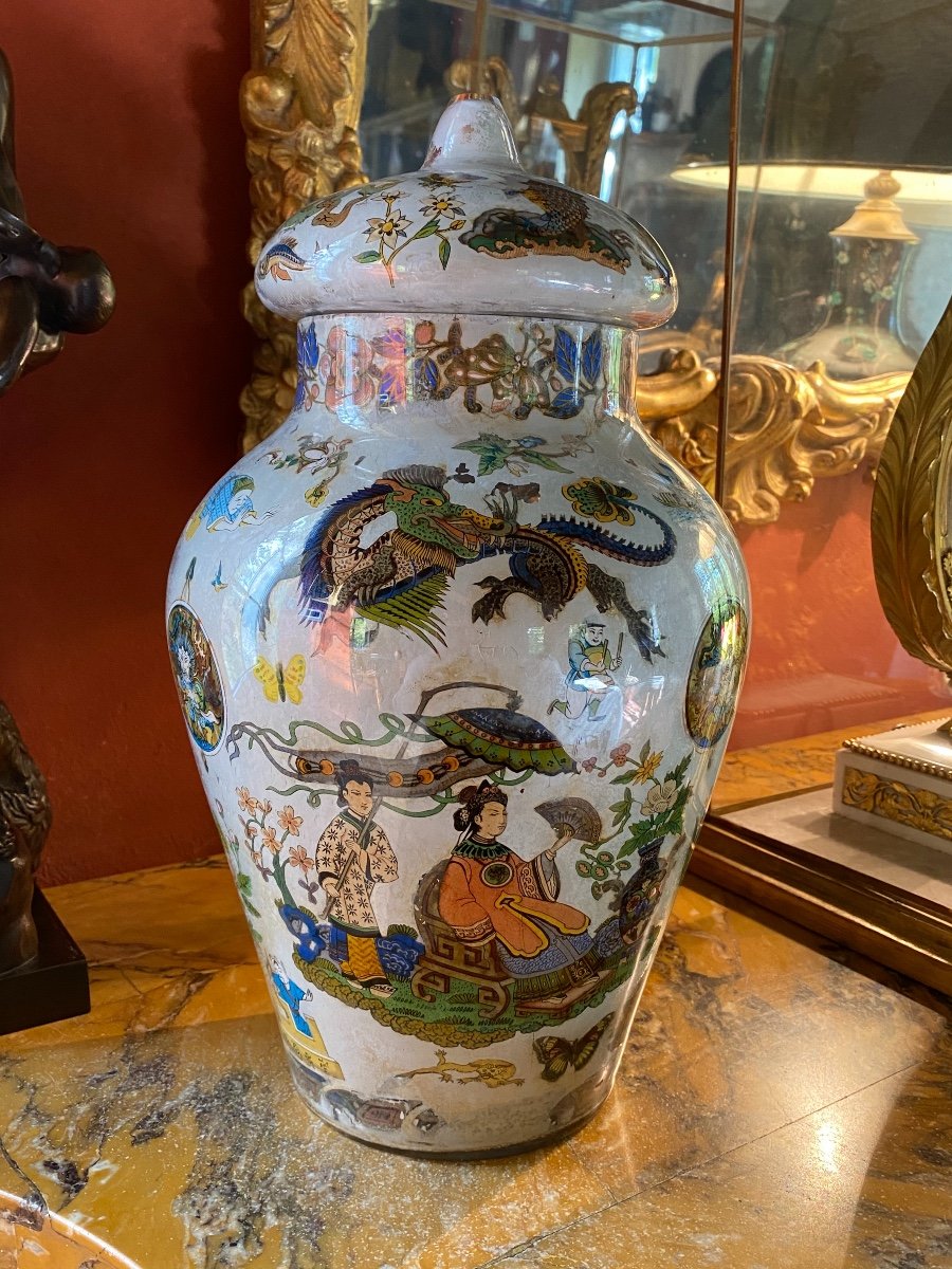 Grand Vase Couvert En Verre Décor Au Chinois, XIX Eme Siècle 