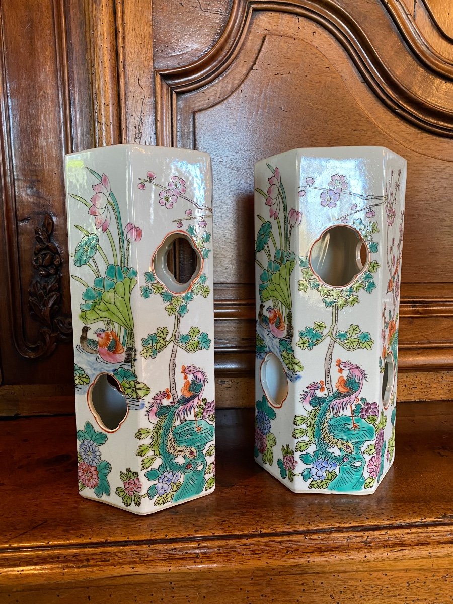 Maoton, Pair Of Decorative Hat Holder Vases In Chinese Porcelain, 20th Century-photo-2