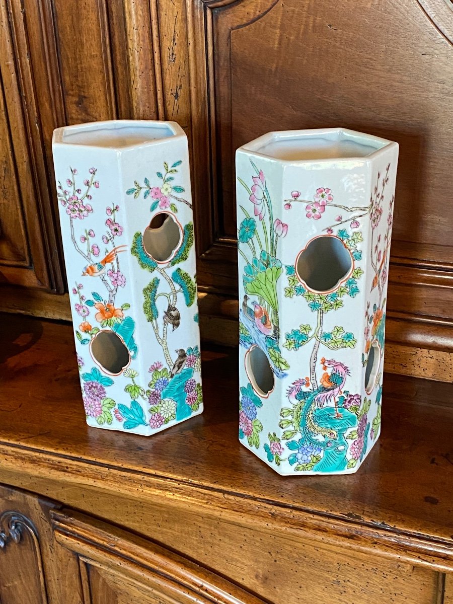 Maoton, Pair Of Decorative Hat Holder Vases In Chinese Porcelain, 20th Century