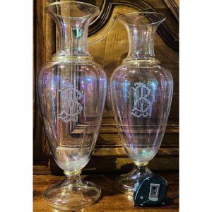Grande paire de vases Charles X, irisés et monogrammés