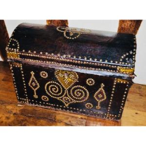 Charmant Coffre Bombé En Cuir Clouté Du XVIII Eme Siècle