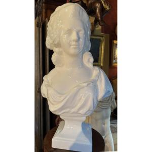 Buste de Marie-Antoinette en faïence blanche – Première moitié du XXe siècle