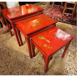 SÉRIE DE TROIS TABLES GIGOGNES EN LAQUE ROUGE ET OR, CHINE MILIEU DU XX EME SIÈCLE  Belle série