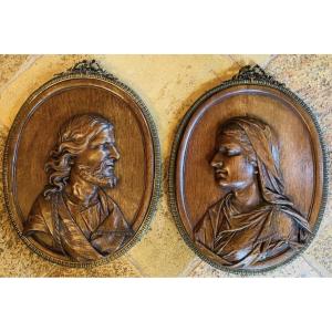 PAIRE DE grands médaillons SCULPTÉS EN HAUT RELIEF : JÉSUS ET LA VIERGE MARIE, FIN DU XIXE