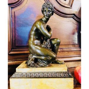 LA VÉNUS ACCROUPIE À LA TORTUE, ÉLÉGANT BRONZE NÉOCLASSIQUE DU XIXᵉ SIÈCLE
